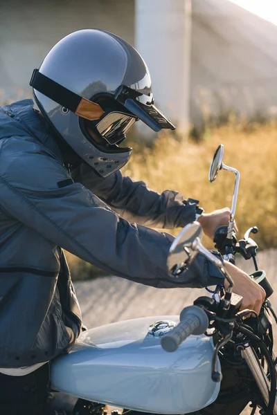 Ένας Αναβάτης Μοτοσικλέτας Ένα Κράνος Κάθεται Μια Μοτοσικλέτα Στο Δρόμο — Φωτογραφία Αρχείου