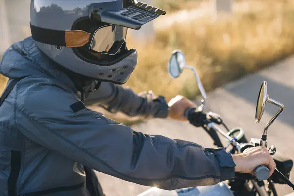 Motociclista Capacete Senta Uma Motocicleta Estrada Contra Pôr Sol — Fotografia de Stock