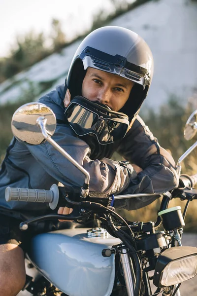 Молодой Стильный Мотоциклист Сидит Мотоцикле Дороге Против Заката Взгляд Камеру — стоковое фото