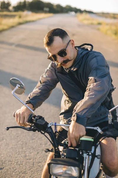 Ποδηλάτης Άνθρωπος Ξεκινά Μοτοσικλέτα Του Γυρίζοντας Κλειδί Ανάφλεξης Έννοια Της — Φωτογραφία Αρχείου