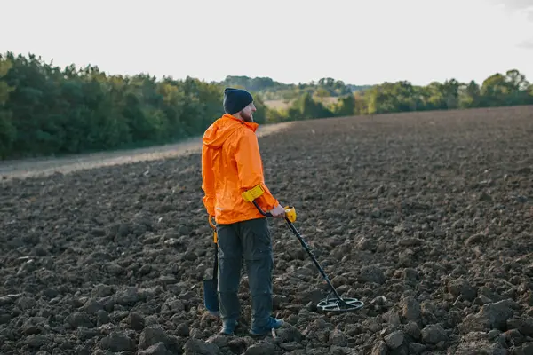 Ein Junger Mann Sucht Einem Gepflügten Feld Mit Einem Metalldetektor — Stockfoto