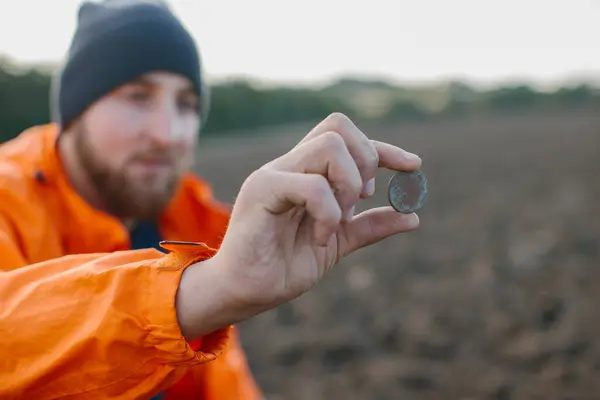 Man Holds Ancient Coin His Hands Found Field Metal Detector — Stock Photo, Image