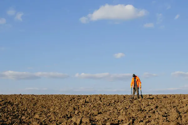 Young Man Searches Treasure Metal Detector Plowed Field — Stock Photo, Image