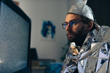 Teneke Şapkalı Adam ve Battaniye TV Müdahalesi İzliyor