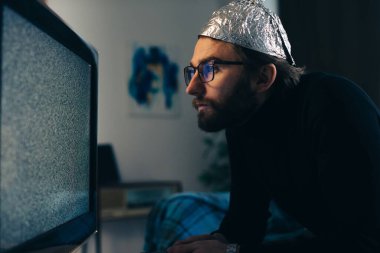 Ekrandaki Komplo Teorisi: Teneke Şapkalı Adam ve Battaniye Gözlemleme TV Müdahalesi