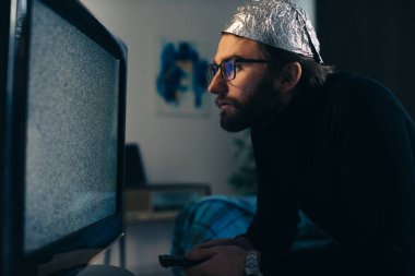 Teneke Şapkalı Adam ve Battaniye TV Müdahalesi İzliyor