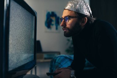 Etkiye Karşı Folil Savunma: Bir Komplo Teorisyeninin Mercekleri Arasında TV Müdahalesi