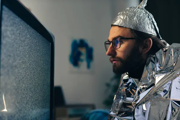 Conspiracy Theory Screen Man Tin Foil Hat Blanket Observing Interference — Stock Photo, Image