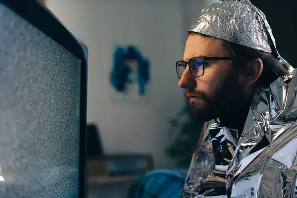Conspiracy Theory Screen Man Tin Foil Hat Blanket Observing Interference — Stock Photo, Image