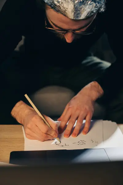 陰謀を明らかにする 暗号化サインを作成するホイルハットの男 — ストック写真