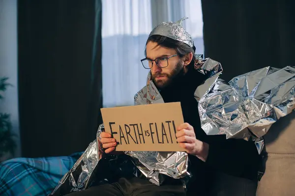 Flat Earth Advocate Man Tin Foil Hat Blanket Holds Sign — Stock Photo, Image