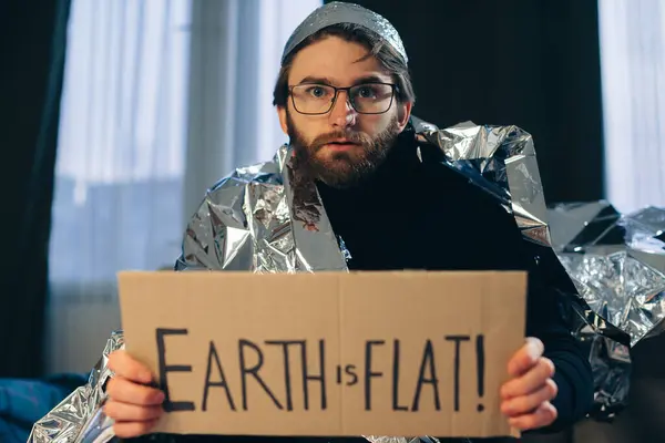 Flat Earth Advocate Man Tin Foil Hat Blanket Holds Sign — Stock Photo, Image