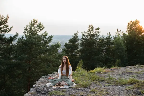Tea Ceremony Mountains Sunset Young Woman Meditates Nature — Stock Photo, Image