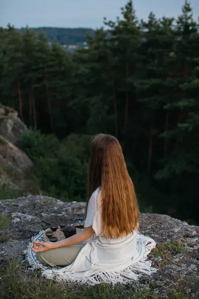 Young Woman Meditating Using Tibetan Singing Bowl While Sitting Mountain — Stock Photo, Image