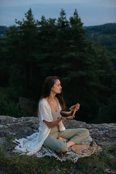 Young Woman Meditates Tibetan Singing Bowl Sunset Mountains — Stock Photo, Image