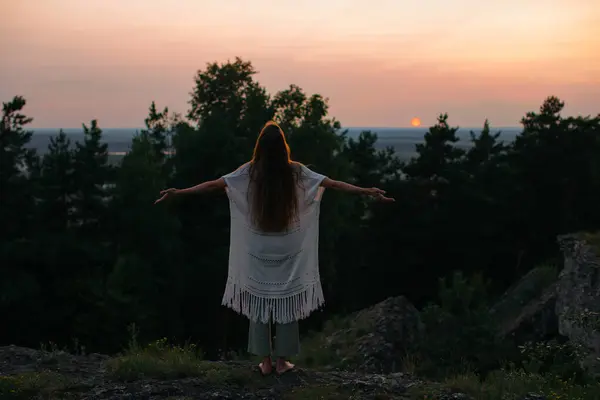 Концепция Отдыха Единения Природой Молодая Женщина Медитирует Горах Фоне Заходящего Стоковое Фото