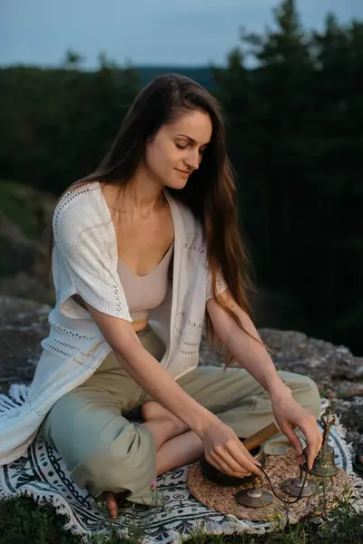 Молодая Женщина Медитирует Индийскими Колоколами Тинша Закате Горах Стоковое Фото