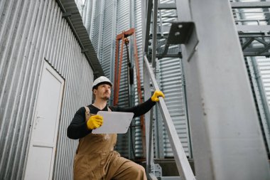 Gran silolarında çalışan işçiler buğday ya da mısır tohumlarını kontrol ediyorlar.