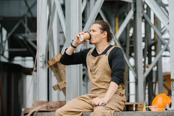 Pausa Para Almoço Trabalhador Industrial Bebendo Café Enquanto Descansa — Fotografia de Stock