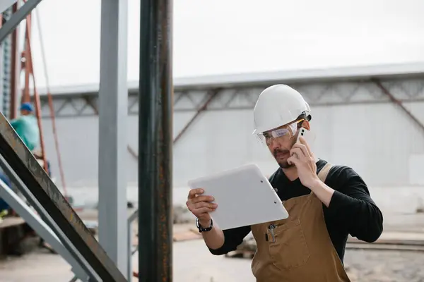 Инженер Осматривает Строительство Зернохранилищ Лицензионные Стоковые Фото