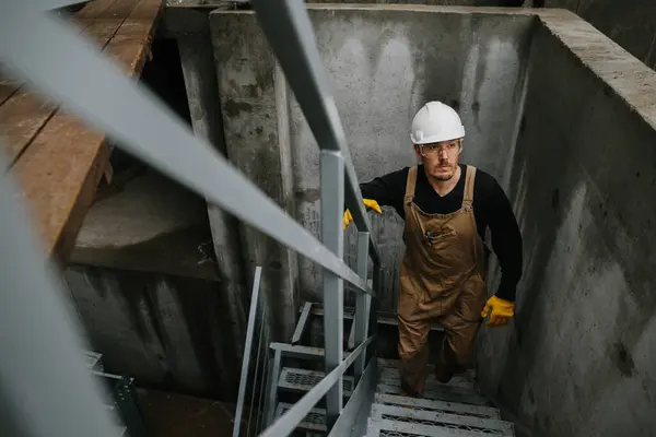 Инженер Строитель Поднимается Металлической Лестнице Строительной Площадке Зернохранилища Стоковая Картинка