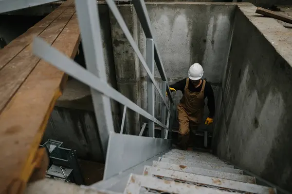 Инженер Строитель Поднимается Металлической Лестнице Строительной Площадке Зернохранилища Стоковое Фото