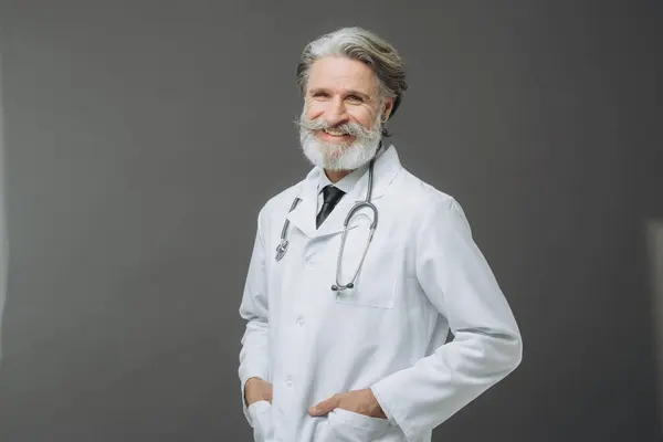 Grauhaariger Arzt Weißem Arztkittel Mit Phallendoskop Auf Grauem Hintergrund — Stockfoto