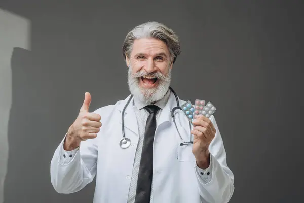 Muž Bílém Lékařském Kabátě Ukazuje Kamery Pilulky Drží Palec Nahoru — Stock fotografie