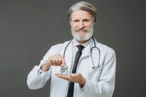 Ritratto Dottore Anziano Con Una Sveglia Mano Concetto Sanità Medicina — Foto Stock