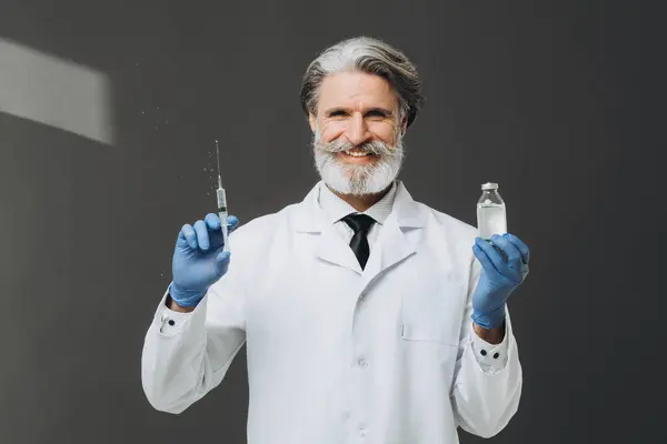 Médecin Chevelu Gris Manteau Blanc Tenant Seringue Flacon Avec Injection — Photo