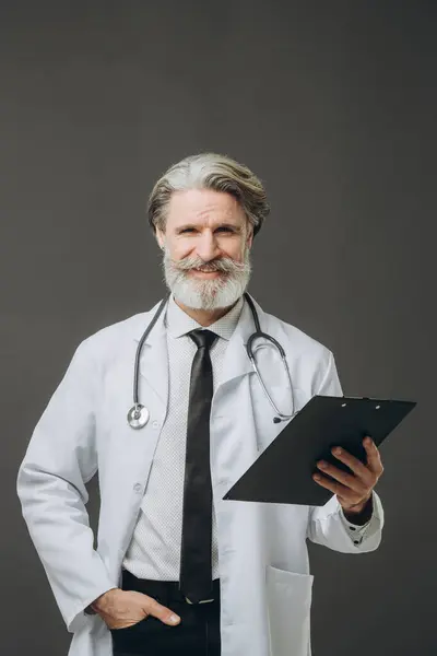 Ein Arzt Mittleren Alters Weißem Mantel Mit Einer Krankengeschichte Den lizenzfreie Stockfotos