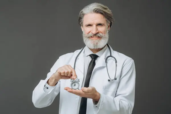 Ritratto Dottore Anziano Con Una Sveglia Mano Concetto Sanità Medicina Foto Stock Royalty Free