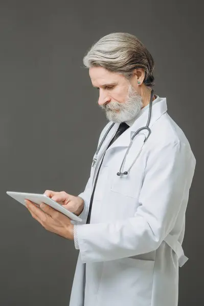 Seniorlæge Med Tablet Hænderne Begrebet Sundhedspleje Medicin Stock-billede