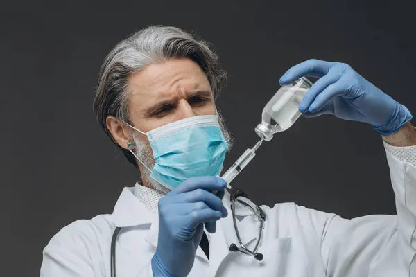 Seniorlæge Med Beskyttelsesmaske Handsker Forbereder Injektion Trækker Vaccine Ind Sprøjte Stock-foto