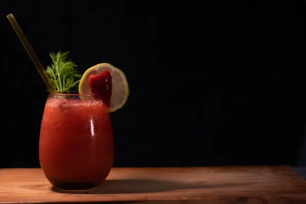 buz ve limon kokteyl kırmızı