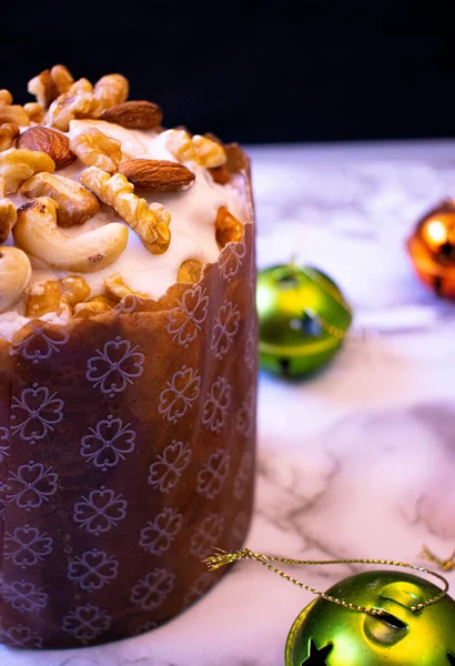 Geleneksel noel pastası ceviz ve karamel ile