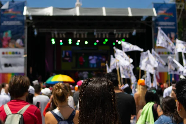 Arjantin şehrinde bir caddede gay gururu bayrağı