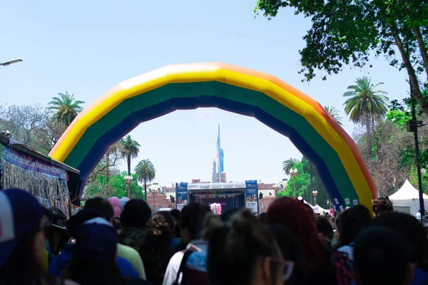 Arjantin şehrinde bir caddede gay gururu bayrağı