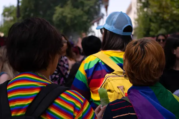Arjantin şehrinde bir caddede gay gururu bayrağı