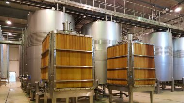 Şarap yapma odası paslanmaz çelik tanklar ve bağlama, sürahi ve depolama için ahşap fıçılar 