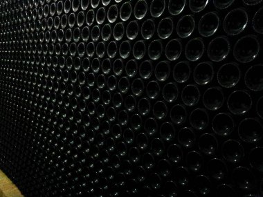 Şarap şişeleri kiler deposuna istiflendi. 