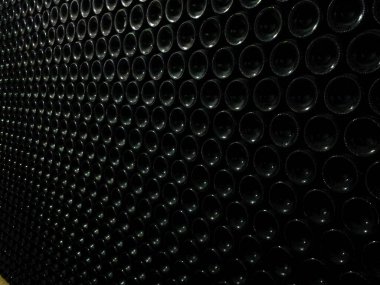 Şarap şişeleri kiler deposuna istiflendi. 