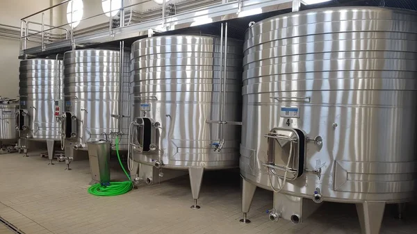 Stainless steel tank for winemaking, decanting and storage