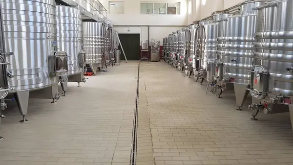Stainless steel tank for winemaking, decanting and storage
