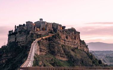 İtalya 'nın tembel şehri Bagnoreggio' nun güneş doğuşu çok güzel.