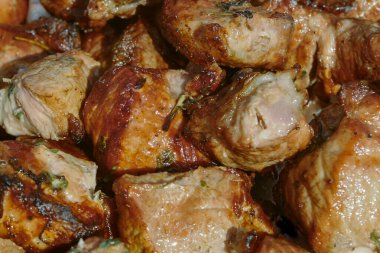 İştah açıcı et parçaları altın hamurunda kızartılıyor. Yakından bakınca sulu dokuyu vurguluyorum. Ev yemeği ızgarada ya da fırında hazırlandı..