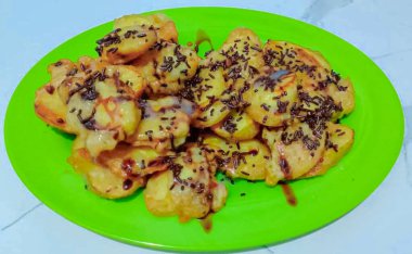 Soslu ve peynirli kızarmış patates.