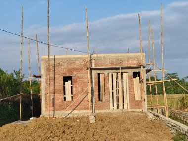 Evin inşası ve kırmızı taş ya da tuğla kullanarak bir ev inşa etme süreci