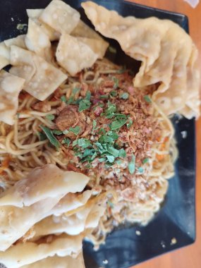 Sebzeli ve baharatlı kızarmış tavuk.