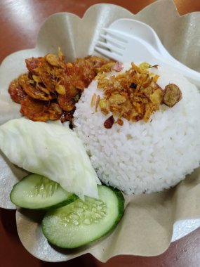 Endonezya yemeği ve pirinci